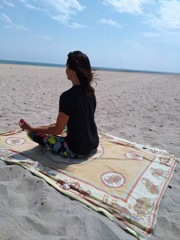 MUJER PRACTICANDO YOGA EN LA PLAYA