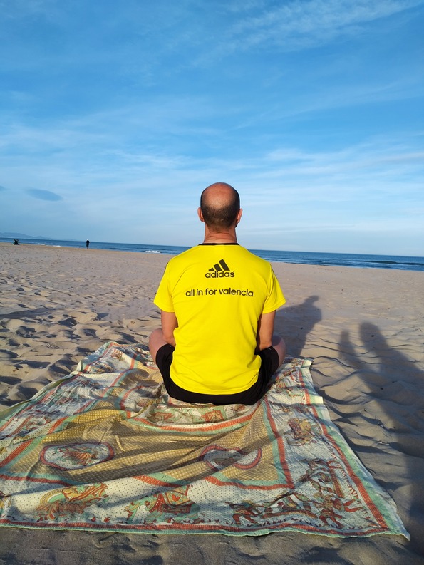 HOMBRE PRACTICANDO YOGA EN PLAYA