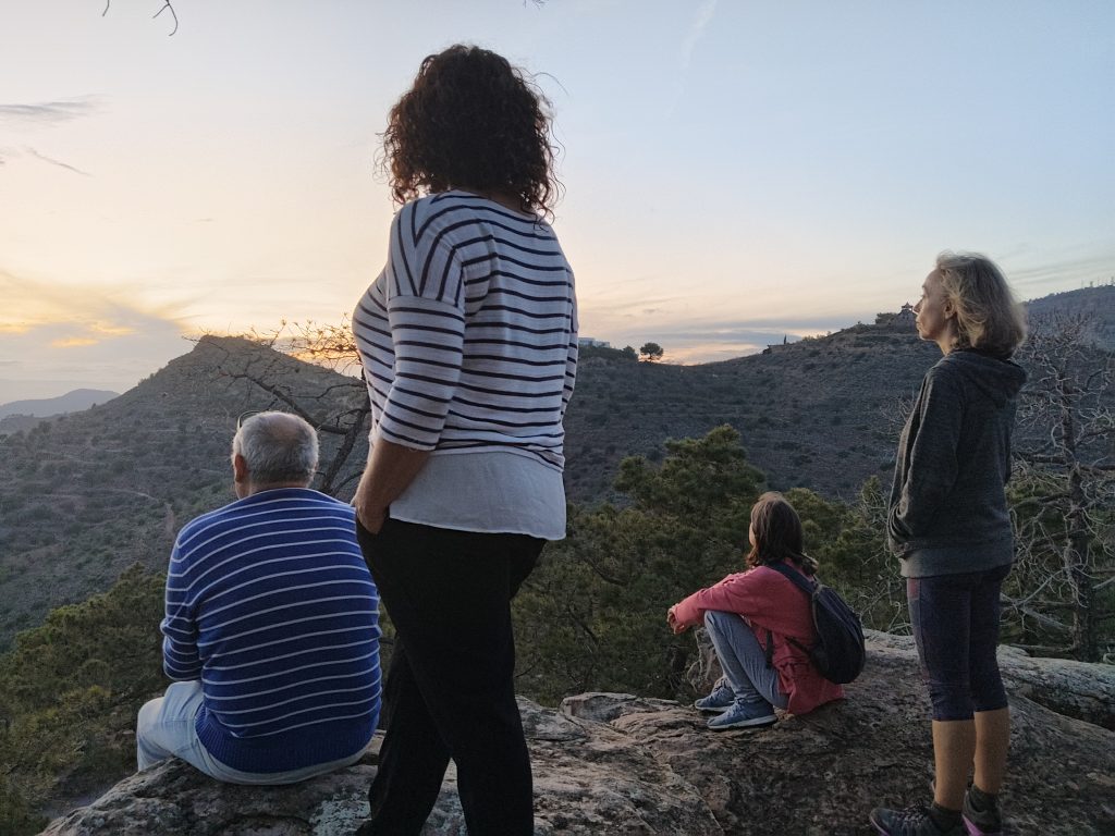 Retiro de crecimiento personal en la naturaleza durante un atardecer en Valencia