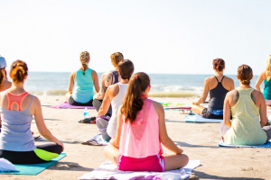 Clase de yoga y meditación en la playa en Puerto de Sagunto