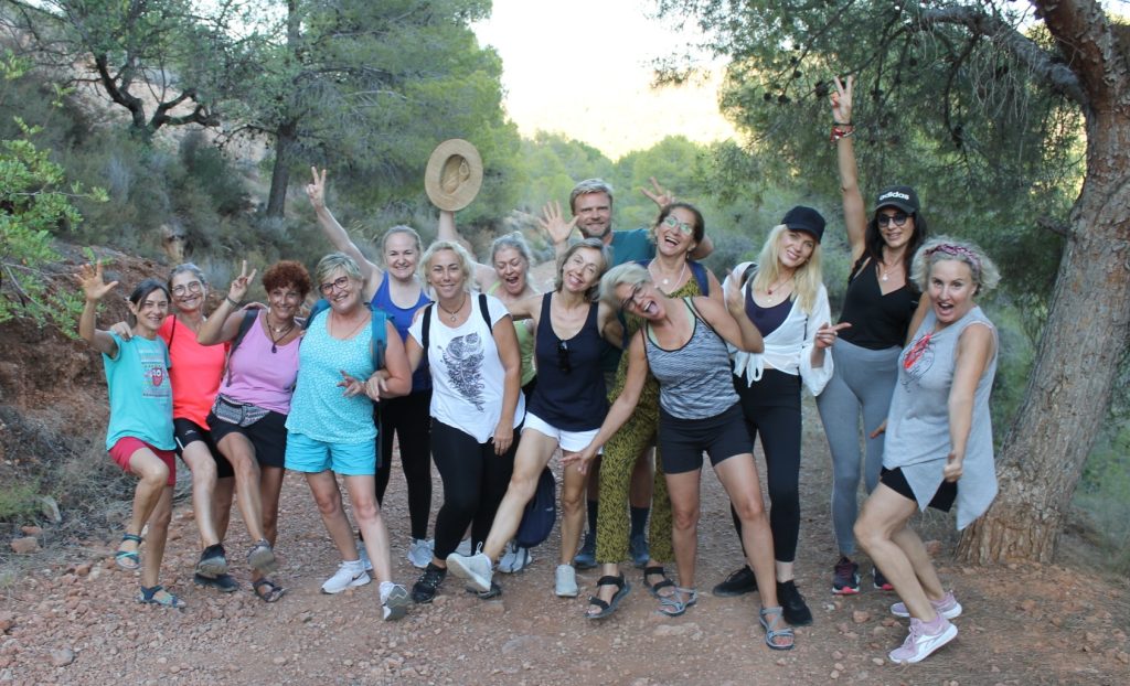 Grupo de participantes disfrutando de un retiro de crecimiento personal en la naturaleza de la Sierra Mariola (Alicante).