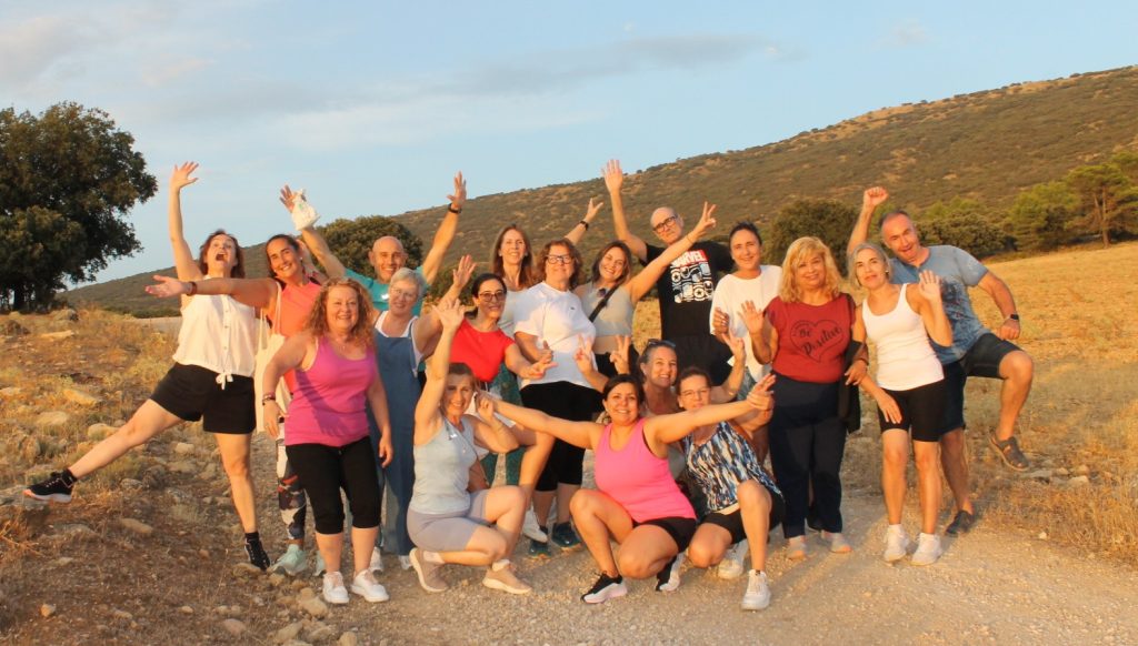 Grupo disfrutando de un momento de alegría durante un retiro de crecimiento personal